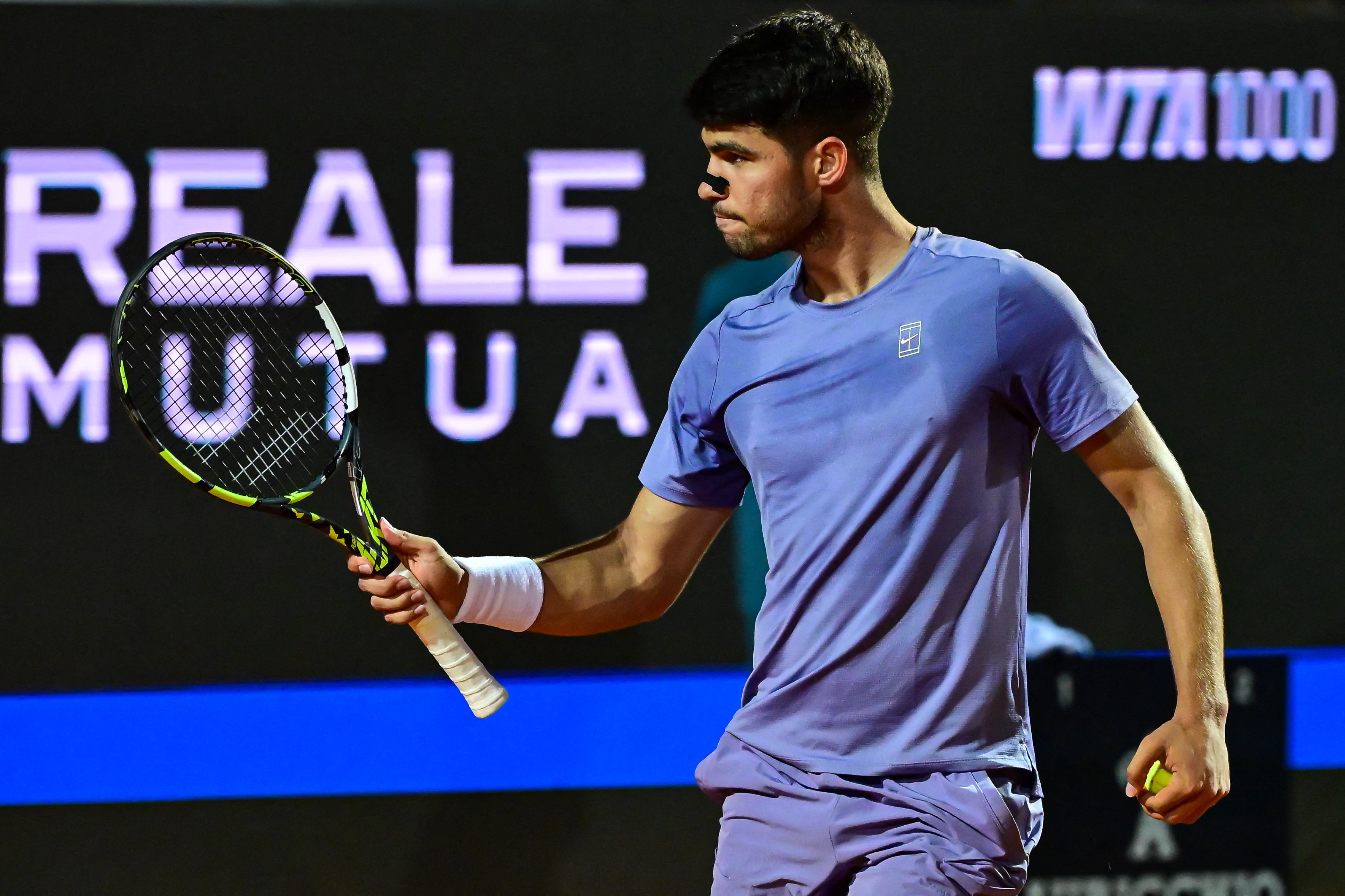Carlos Alcaraz celebrates after beating Laslo
Djere 7-6 (7/2), 6-2 to advance to the Last 16
of the men’s singles event of the Italian Open
on Sunday.