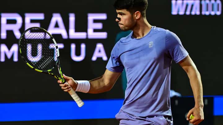 Carlos Alcaraz celebrates after beating Laslo
Djere 7-6 (7/2), 6-2 to advance to the Last 16
of the men’s singles event of the Italian Open
on Sunday.