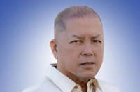 Portrait of Antonio “Tony” Kho wearing a barong Tagalog against a blue gradient background.