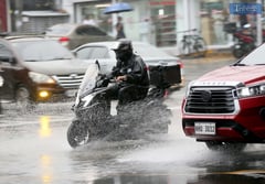 Motorists brave thunderstorm on EDSA in Quezon City