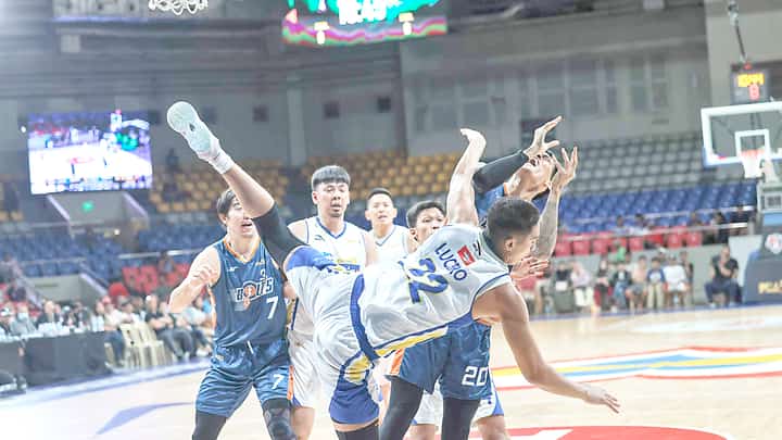 ZAV Lucero of Magnolia gets involved in a late-game scuffle with Cliff Hodge of Meralco during their PBA Philippine Cup game late Wednesday.