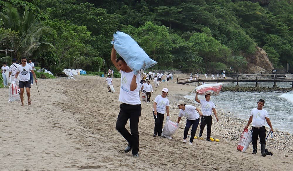 Hamilo Coast, known for its Marine Protected Areas and its commitment to living in harmony with nature, together with employees, guests, and residents, recovers plastic waste during beach clean-ups.