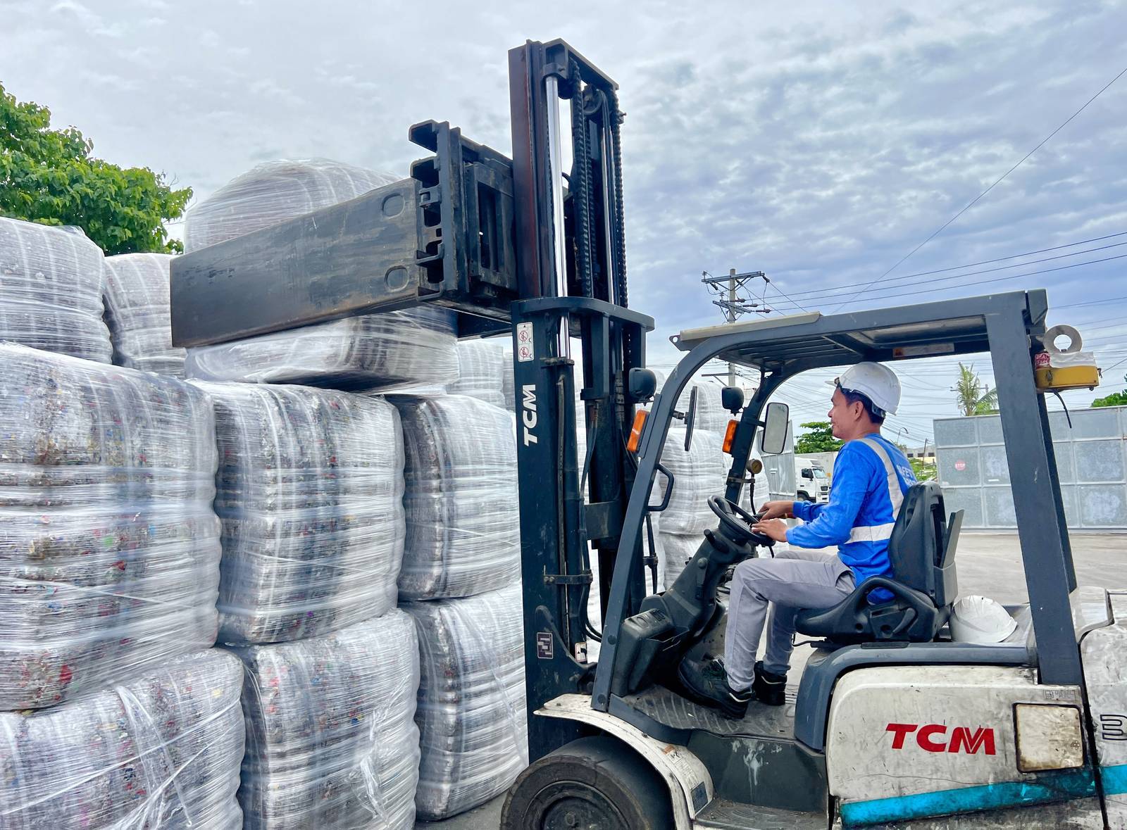 SM GUUN converts disposable waste into fluff fuel, which helps unload overfilled and over-capacity landfills.
