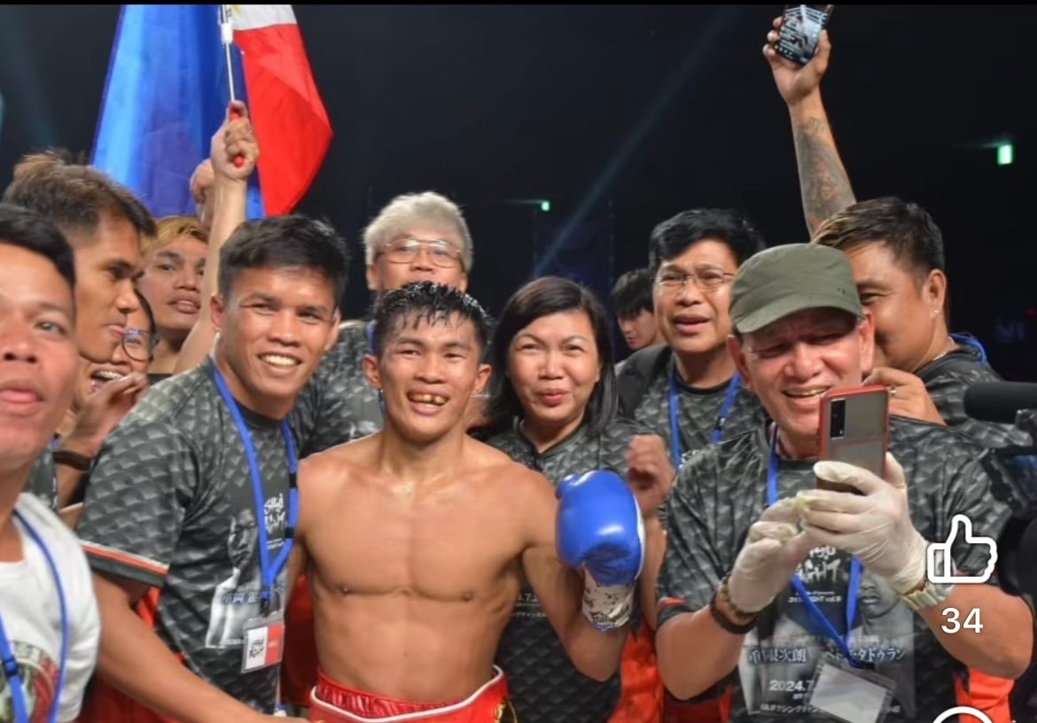 Warning signal: Filipino boxing champ
assumes segurista attitude