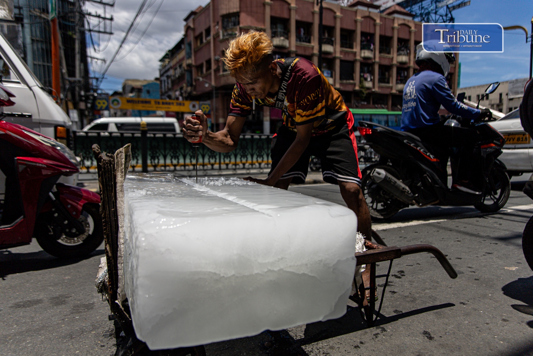 An iceman distributes blocks of ice to stores along the streets of Quiapo in Manila on Friday, 16 May 2025.

The state weather bureau PAGASA warns the public of a "danger-level" heat index in some parts of Metro Manila, particularly in Pasay, where residents can experience a heat index temperature of 42°C today.