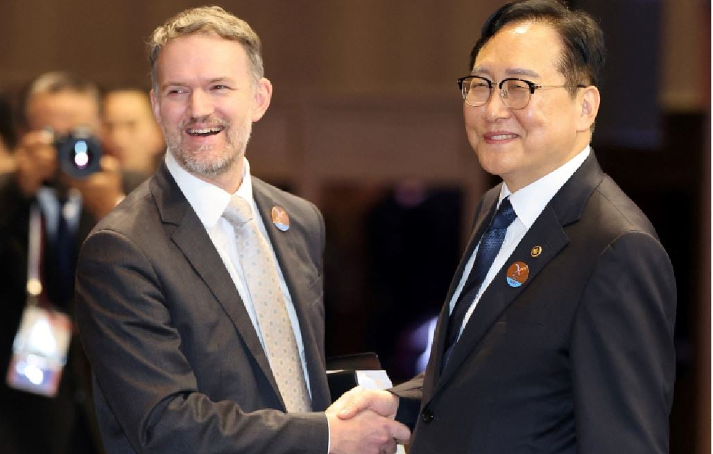 South Korean Trade Minister Cheong In-kyo (right) catches up with US Trade Representative Jamieson Greer (left) before the opening ceremony of the Asia-Pacific Economic Cooperation 2025 Trade Ministers Meeting at the Jeju International Convention Center in Seogwipo, South Korea.