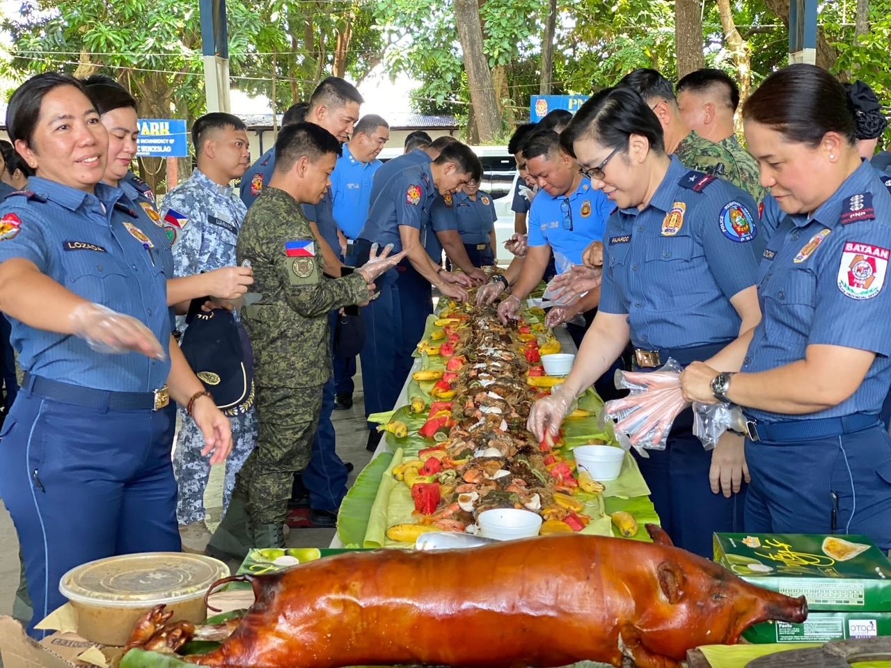 Bataan Police Provincial Office, under the leadership of Col. Marites A. Salvadora (right), police director, conducted a thanksgiving and boodle fight for ‘Election Heroes’  together with B/Gen. Jean Fajardo, (second from right), regional director, at the Covered Court of Camp Tolentino, Balanga City, Bataan on 16 May.