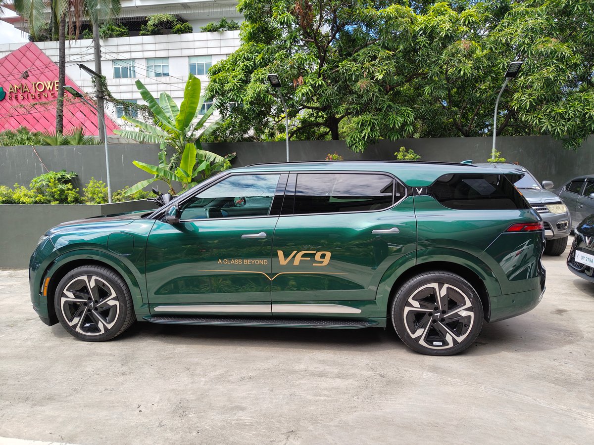 BIG, bold and fully electric, the VinFast VF 9 shows off its size and style.