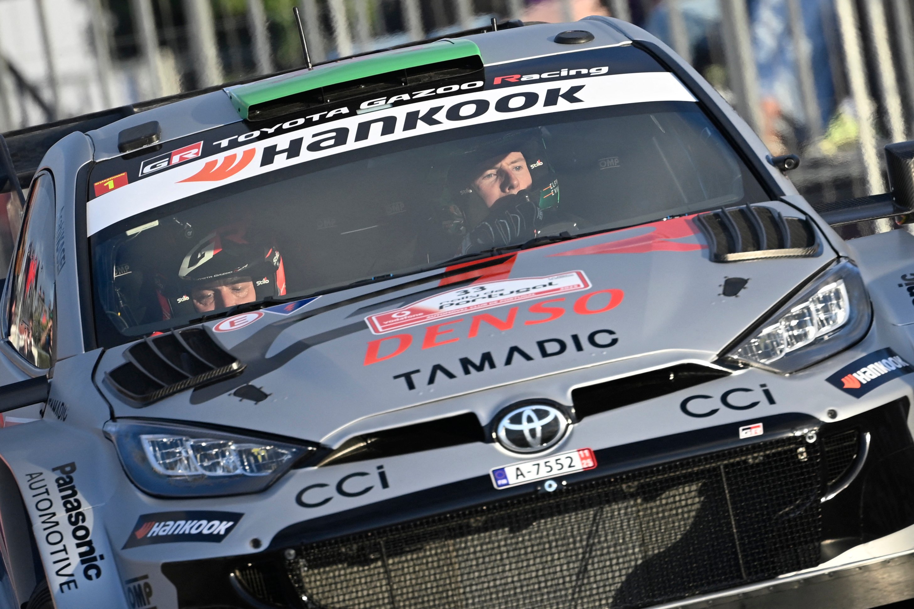Evans edges ahead in Portugal