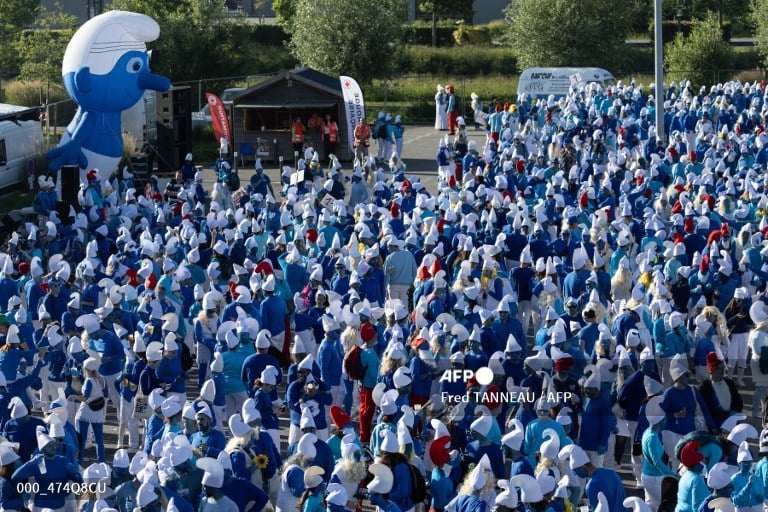 Smurf, Smurfety, Smurf: Smurfs take over French town for world record
