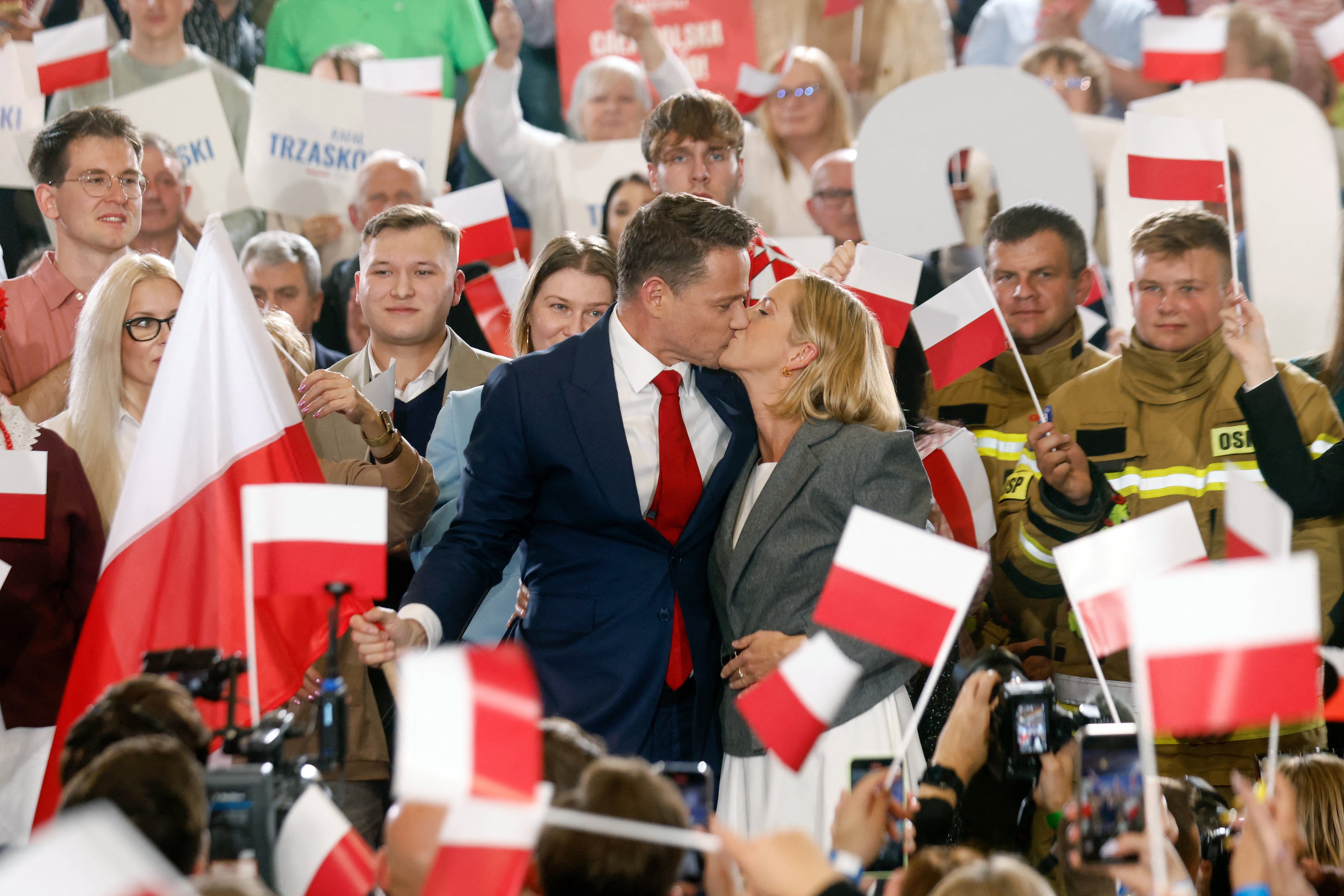 Pro-EU mayor, nationalist historian set 
for Polish leadership runoff