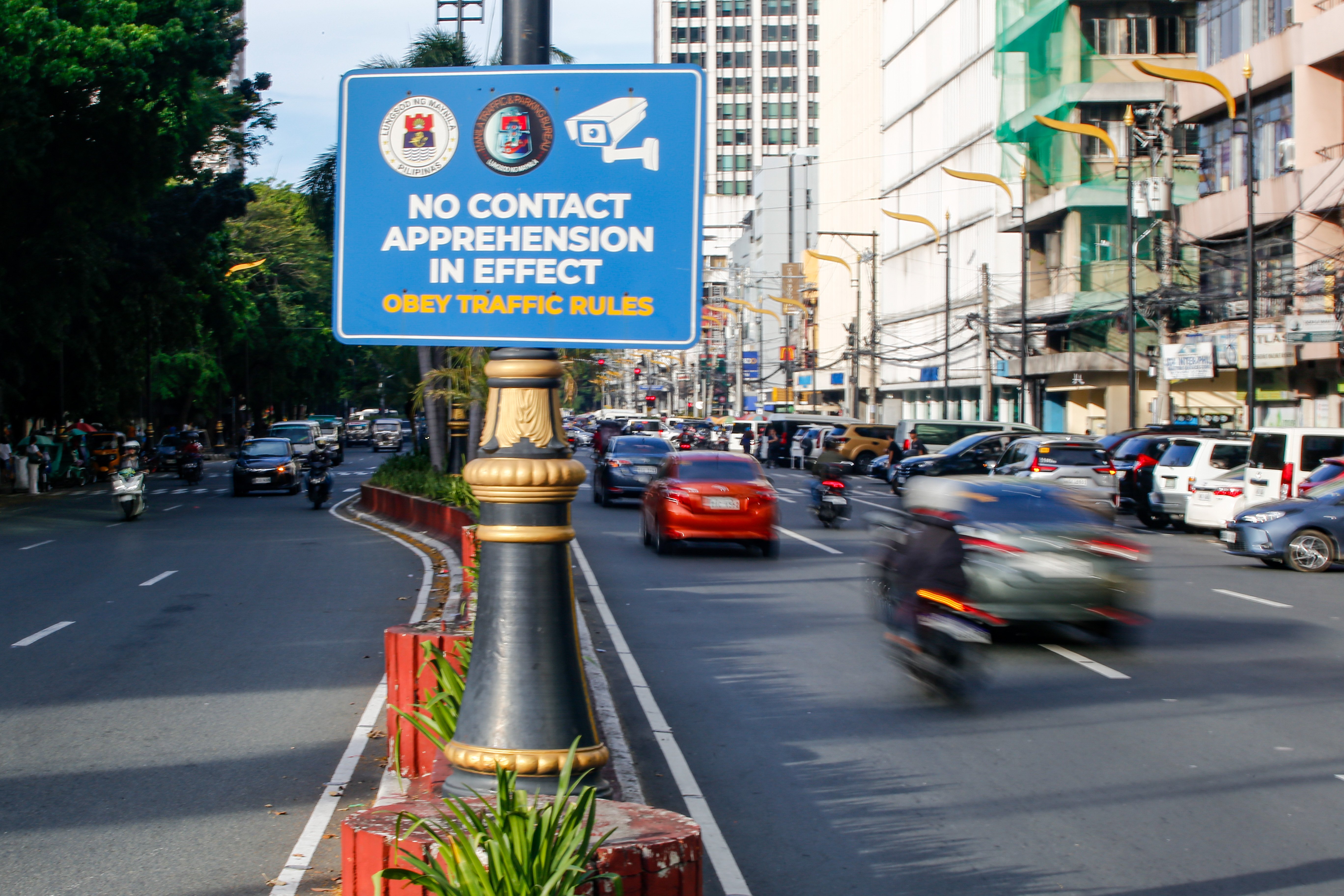 MMDA warns emergency vehicles to stay in line 