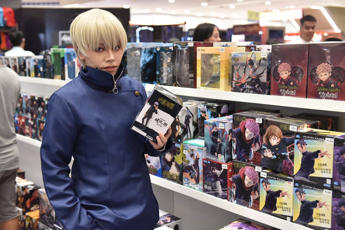 Cosplayer getting first dibs on exclusive figures.