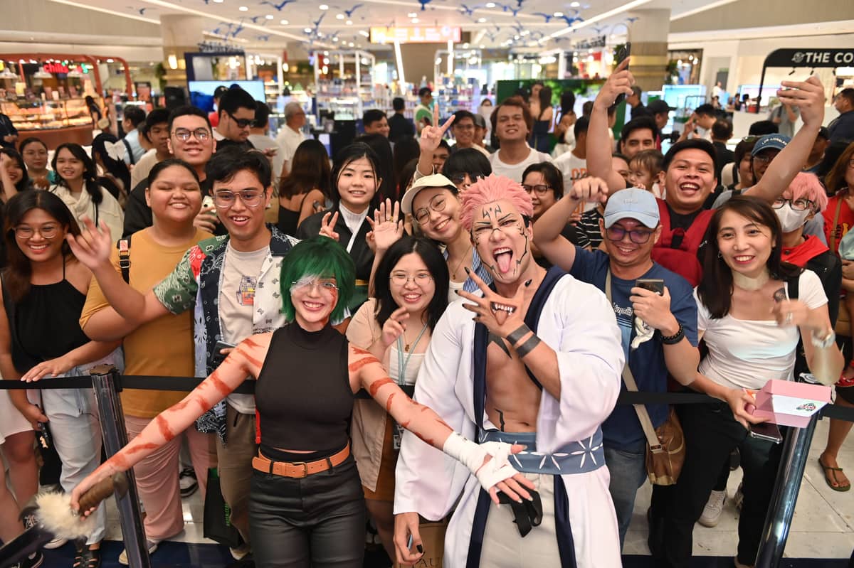 Famous cosplayers take photos with JJK fans.