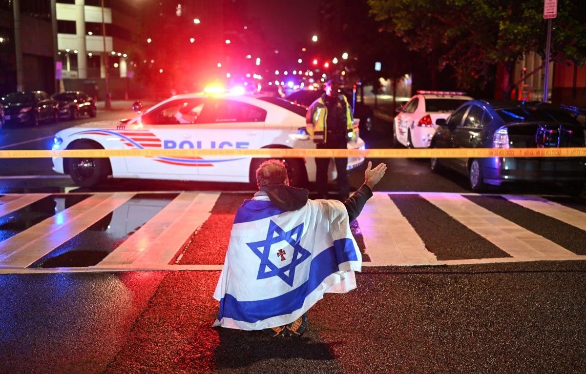 Two Israeli embassy staff shot 
dead outside Jewish museum 