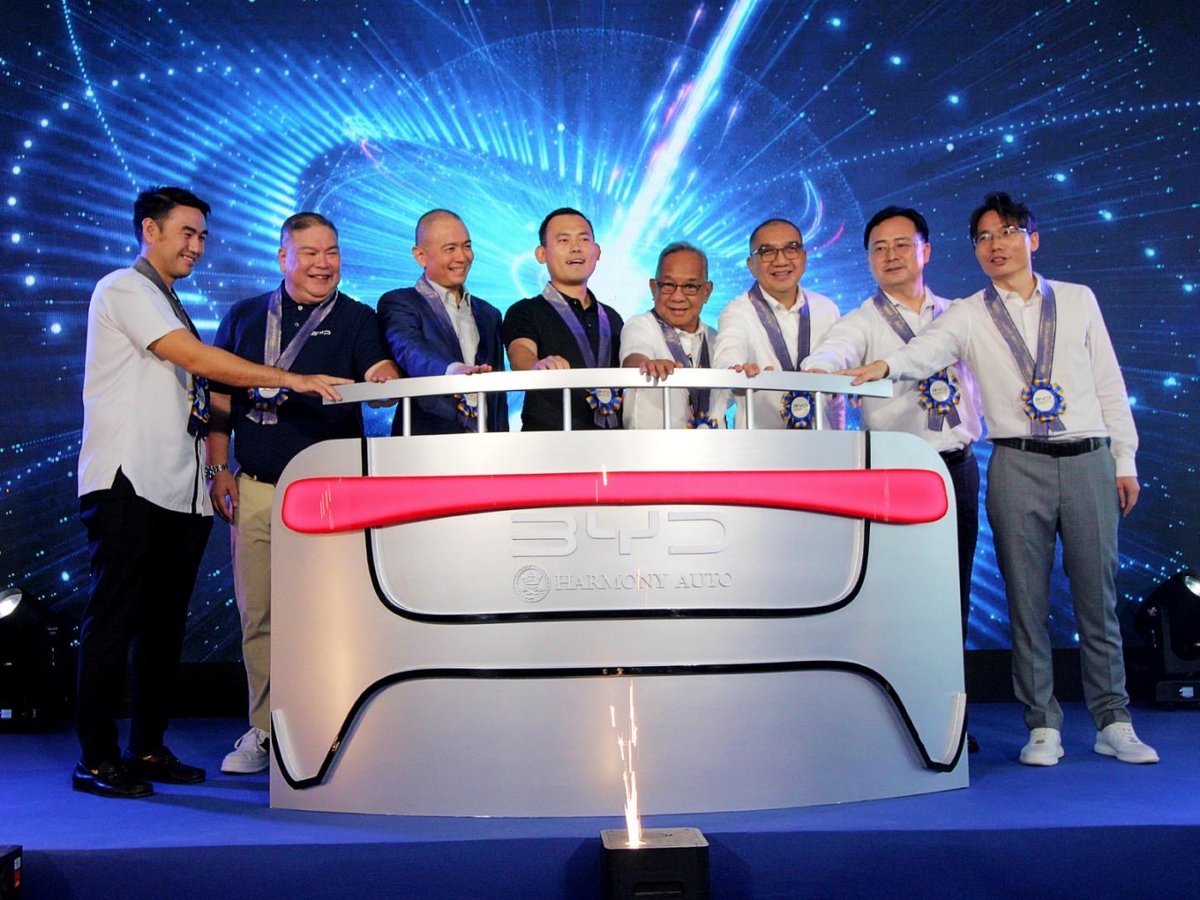 Subic Bay Metropolitan Authority Chairman and Administrator Eduardo Jose L. Aliño joins officials of BYD Philippines and other guests during the lighting ceremony to signal the opening of the BYD showroom and service center on Monday, 19 May, at the Subic Bay Gateway Park in Subic Bay Freeport Zone. Shown are: (from left) Olongapo Mayor Rolen Paulino Jr., BYD Cars Philippines Managing Director Bob Palanca, Bataan 2nd District Congressman Albert S. Garcia, BYD Philippines country head Adam Hu, SBMA Chairman and Administrator Eduardo Jose L. Aliño, Hermosa Bataan Mayor Joseph Inton and other distinguished guests.