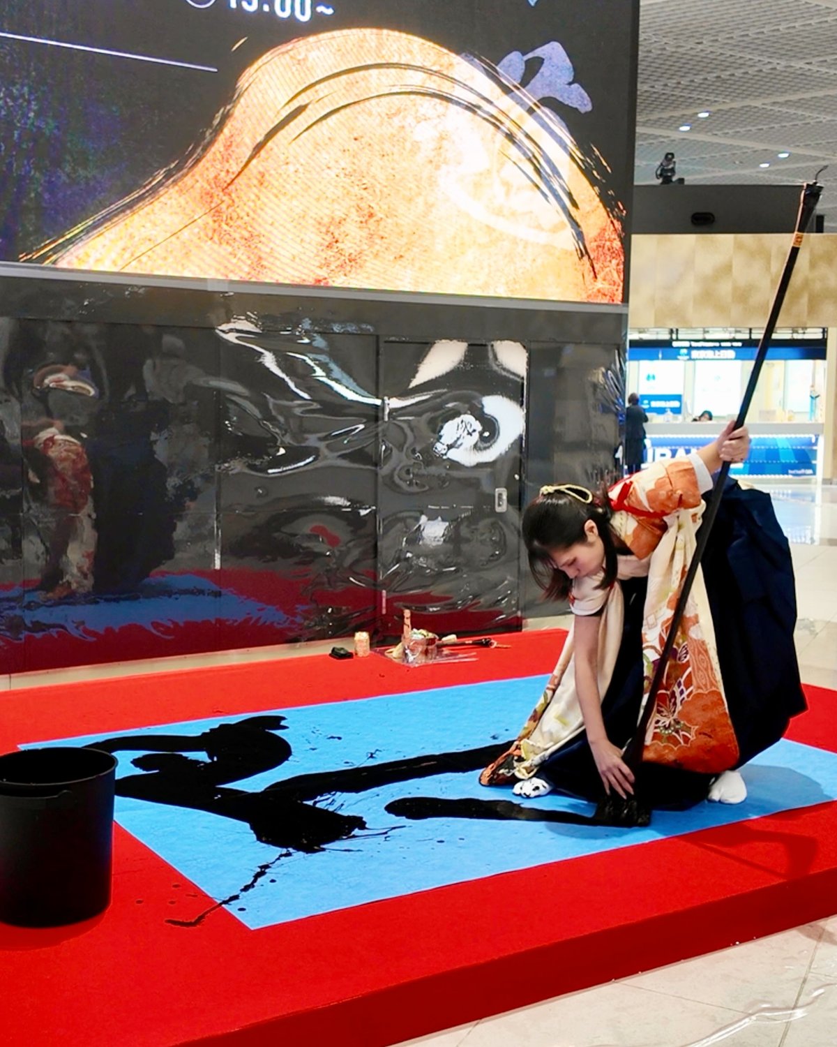 The master calligrapher demonstrates during her Narita International Airport exhibit.