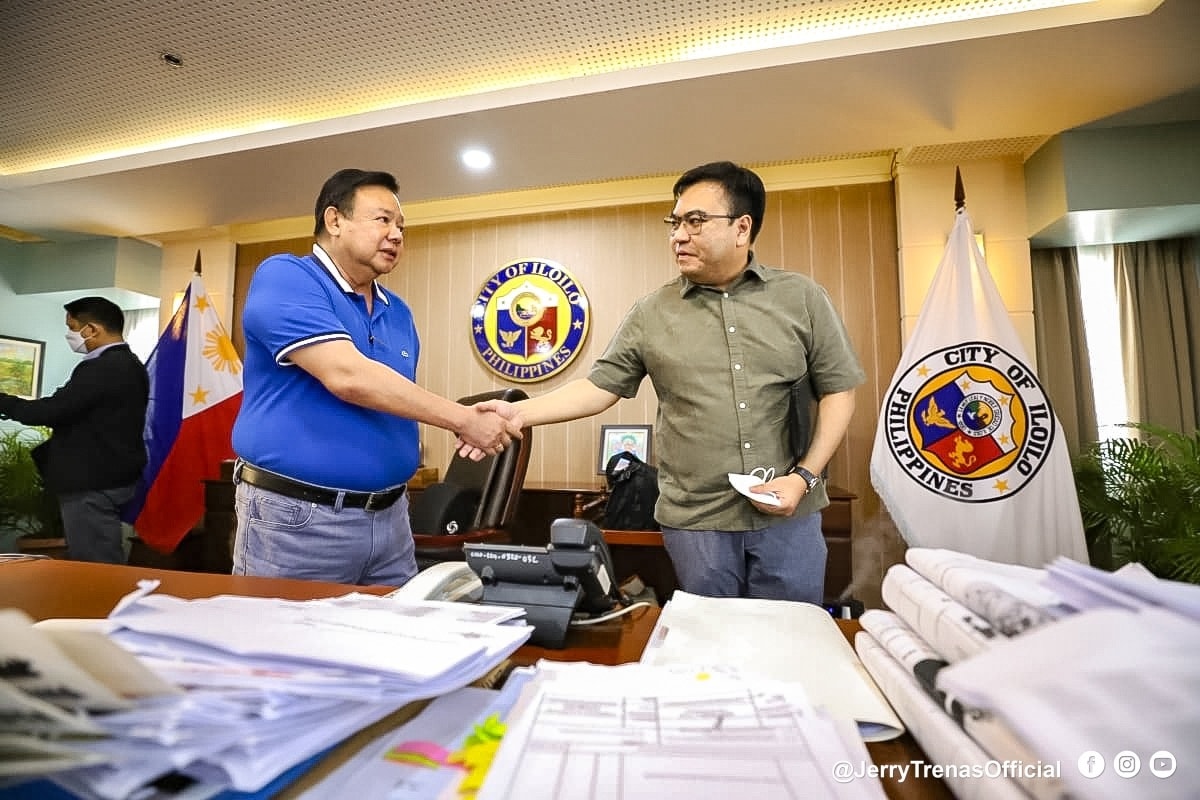 Outgoing Iloilo City Mayor Jerry Treñas met Jose Ramon Aliling (right), then Department of Human Settlements and Urban Development Undersecretary, who visited the local government office to present the program of the agency. Aliling has taken over as head of the agency that is expected to speed up coordination with local governments, one of the identified hurdles to the lag in meeting the administration’s shelter goal.