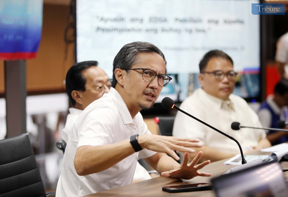 Transportation Secretary Vince Dizon, Public Works and Highways Secretary Manuel Bonoan, and Metro Manila Development Authority Chairman Don Artes discuss contingency measures to ease traffic once the EDSA reconstruction begins, during a press conference at the MMDA main office in Pasig City on Monday.
Dizon announced that free toll on Skyway Stage 3 and an odd-even traffic scheme will be implemented during the EDSA rebuild.