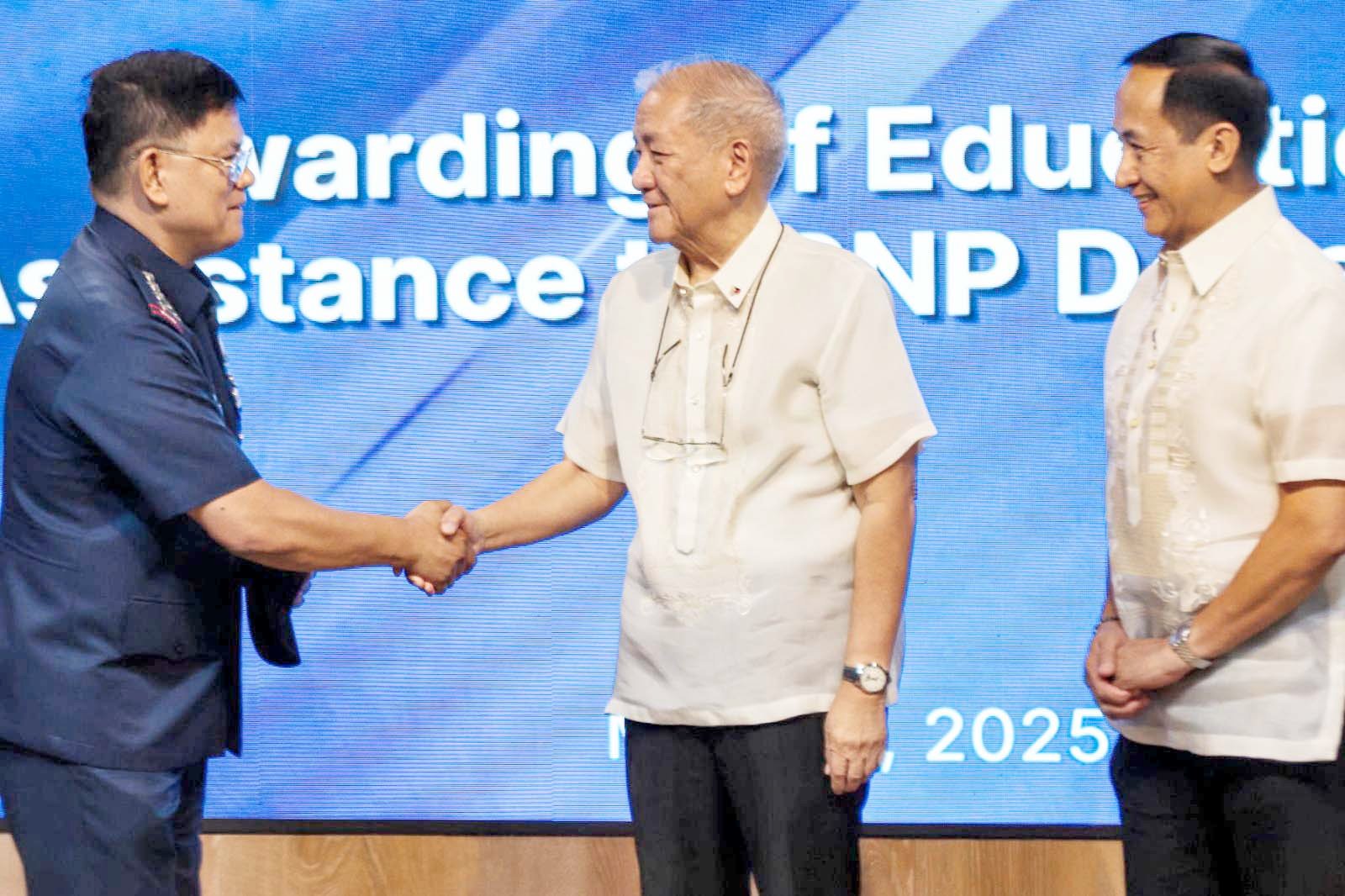 Slain cops’ kids receive PNP assistance