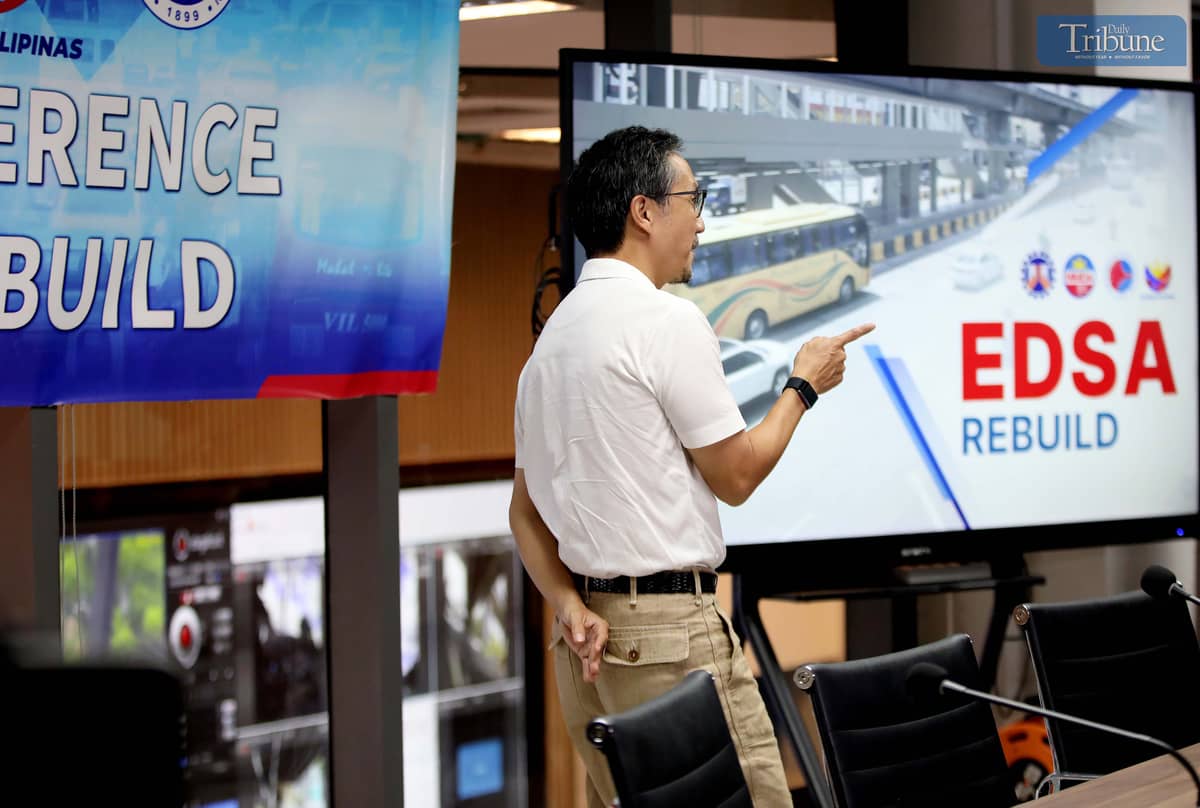 Transportation Secretary Vince Dizon, Public Works and Highways Secretary Manuel Bonoan, and Metro Manila Development Authority Chairman Don Artes discuss contingency measures to ease traffic once the EDSA reconstruction begins, during a press conference at the MMDA main office in Pasig City on Monday.
Dizon announced that free toll on Skyway Stage 3 and an odd-even traffic scheme will be implemented during the EDSA rebuild.
