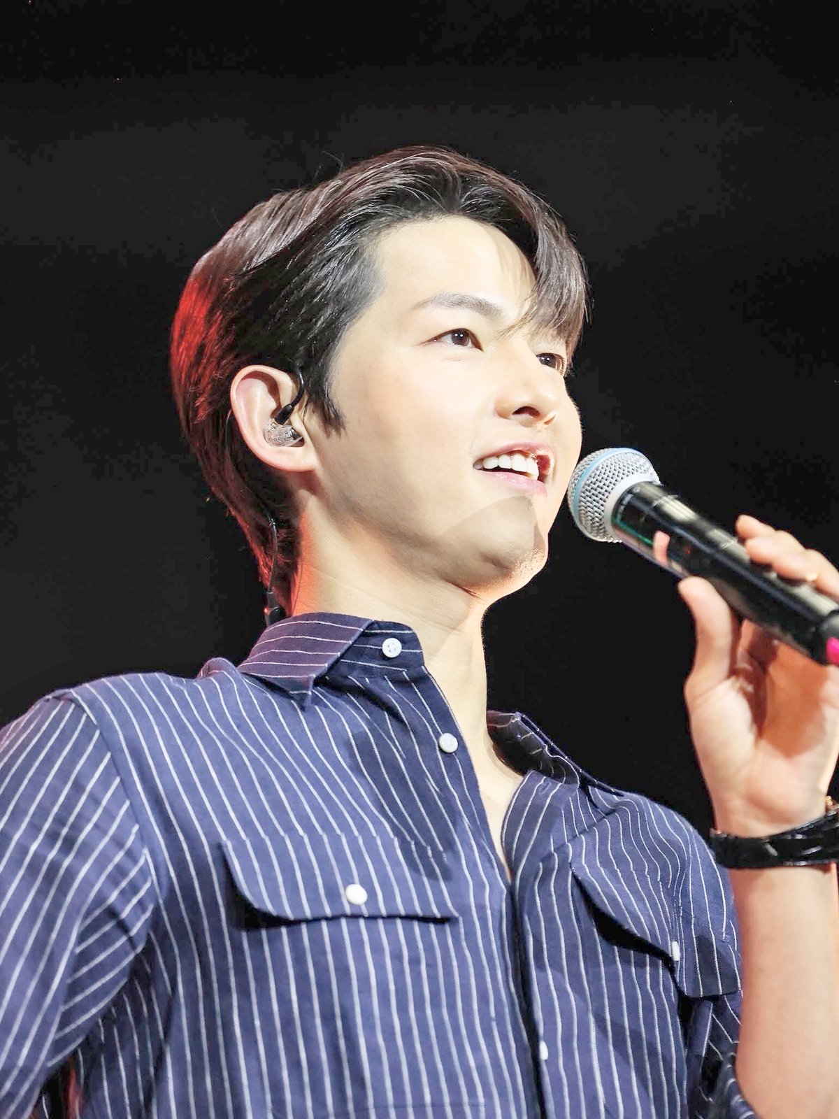 Song Joong Ki charms Filipino
fans in first-ever Manila fan meet