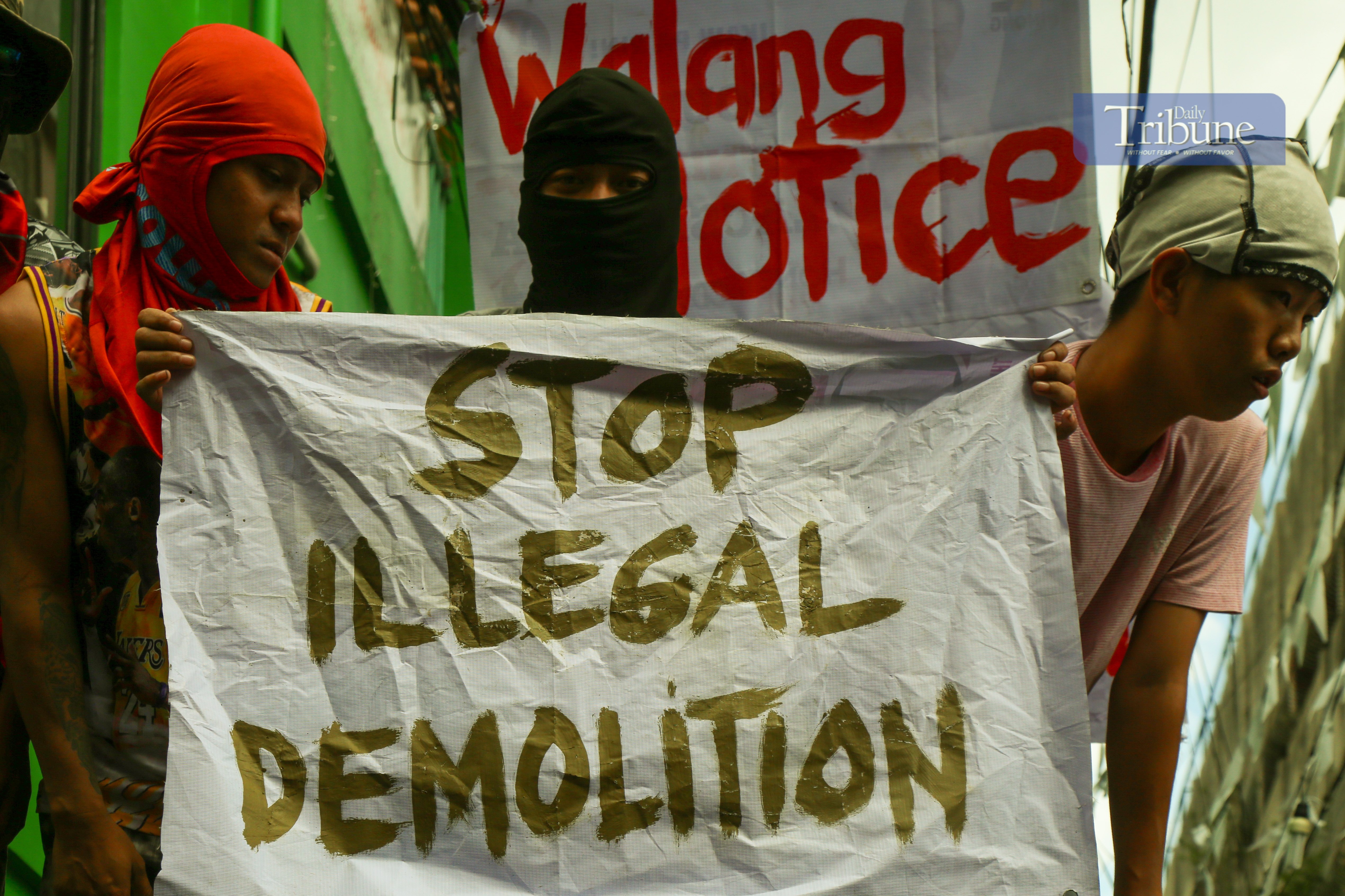 Standoff in Tondo: Locals block demolition order
