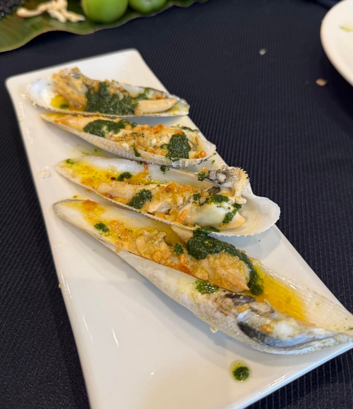 Garlic Butter Angel Wings Clam (Diwal) with herbed garlic butter, lime and moringga sauce.