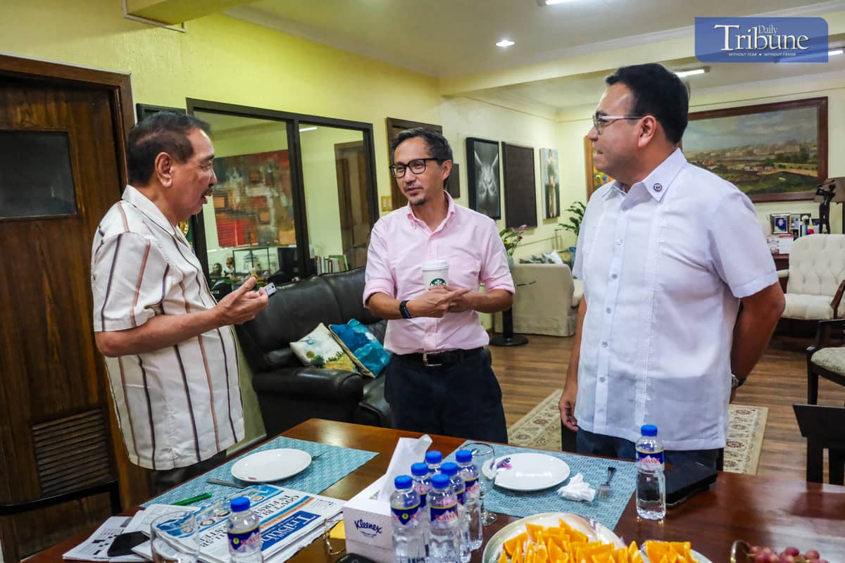 Sec. Vince Dizon (center) with DAILY TRIBUNE publisher Willie Fernandez and DHSUD secretary and columnist on leave Jose Ramon Aliling, who also paid a courtesy call to DT HQ.
