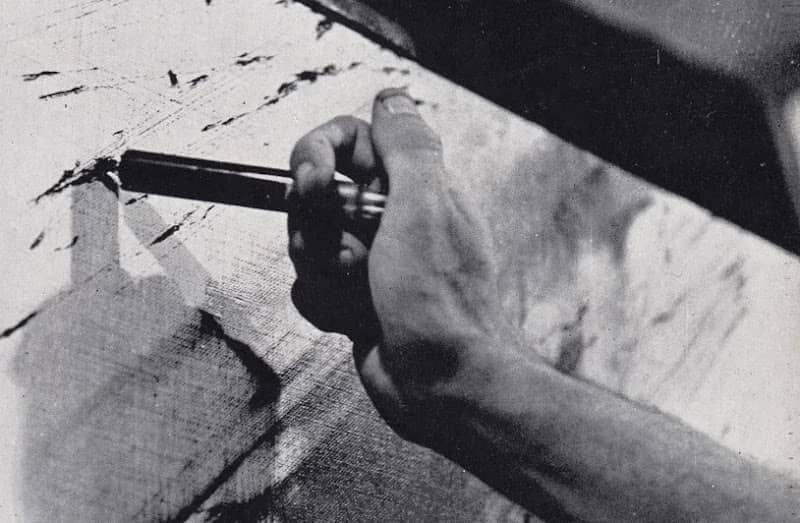 ZÓBEL's syringe, through which he gave life to his Saetas, 1962.
