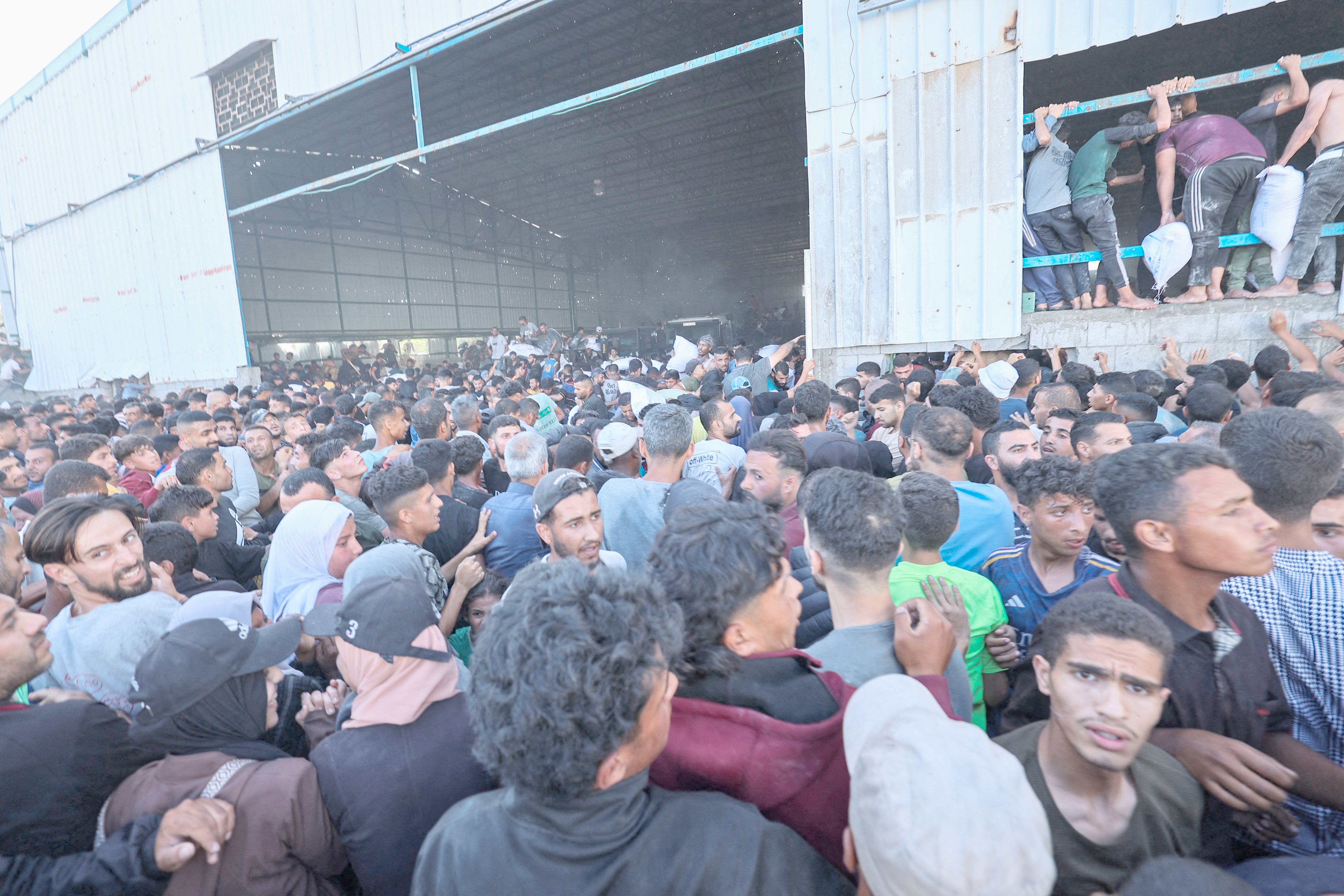 Thousands storm aid warehouse