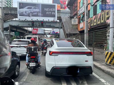 EV blocks EDSA bike lane