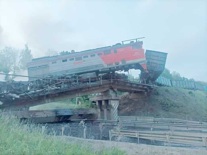 Blasts destroy 2 bridges in Russia, 7 dead