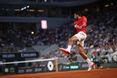 Football fan Djokovic shines, makes Last 16