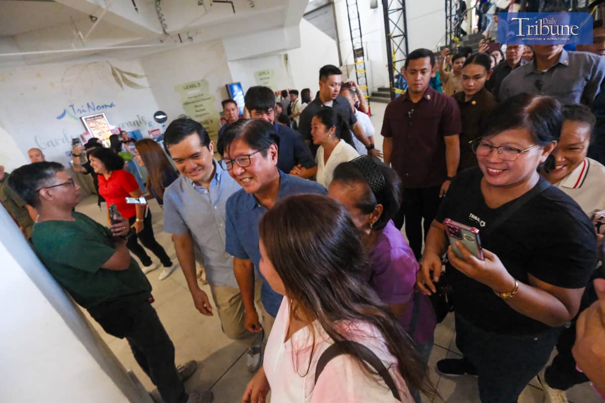 President Ferdinand R. Marcos Jr., along with the First Family, leads the official launch of the Family Fare 1+3 Promo for MRT-3 and LRT-2 at GMA-Kamuning Station in Quezon City on Sunday, 1 June 2025. Joining him are Transportation Secretary Vince Dizon, Presidential Communications Office Secretary Jay Ruiz, and other key officials. The President rode the train to North Avenue Station, where he interacted with commuters. The First Family also warmly engaged with passengers during the trip.