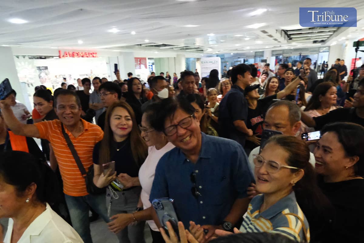 President Ferdinand R. Marcos Jr., along with the First Family, leads the official launch of the Family Fare 1+3 Promo for MRT-3 and LRT-2 at GMA-Kamuning Station in Quezon City on Sunday, 1 June 2025. Joining him are Transportation Secretary Vince Dizon, Presidential Communications Office Secretary Jay Ruiz, and other key officials. The President rode the train to North Avenue Station, where he interacted with commuters. The First Family also warmly engaged with passengers during the trip.
