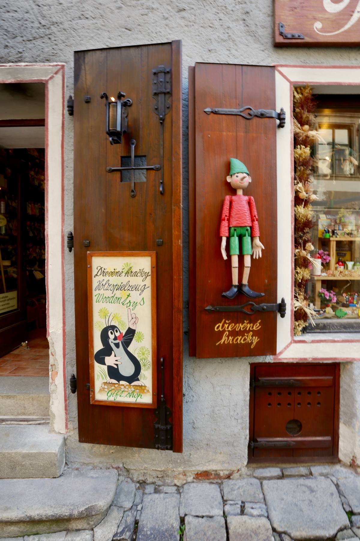 Gingerbread, glassware, antiques, marionettes, the local stone Moldavite, and elixirs are all on display along the historical streets in the Old Town.
