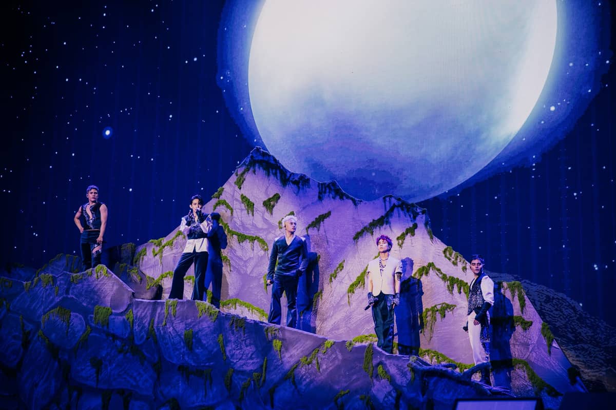 WORLDWIDE sensation SB19 kicks off its 'Simula at Wakas' world tour with a bang.