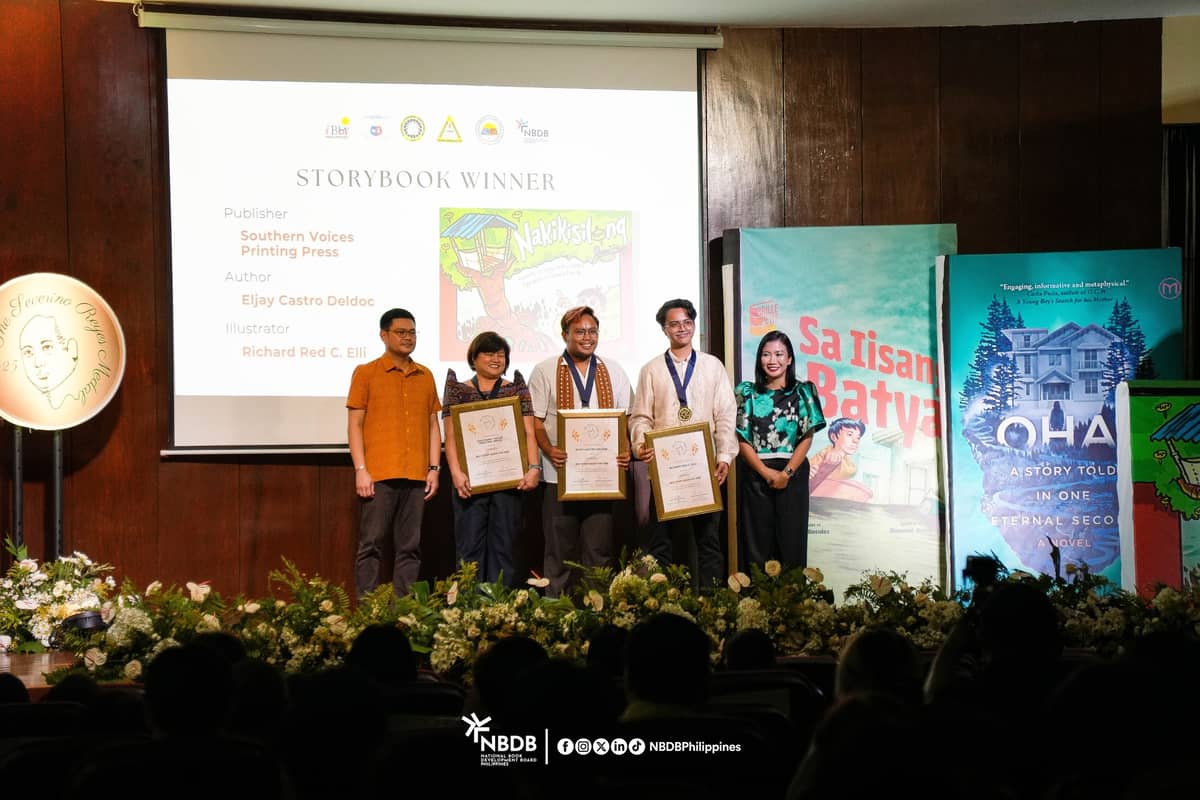 Creators of 'Nakikisilong' receving the award for Best Storybook.