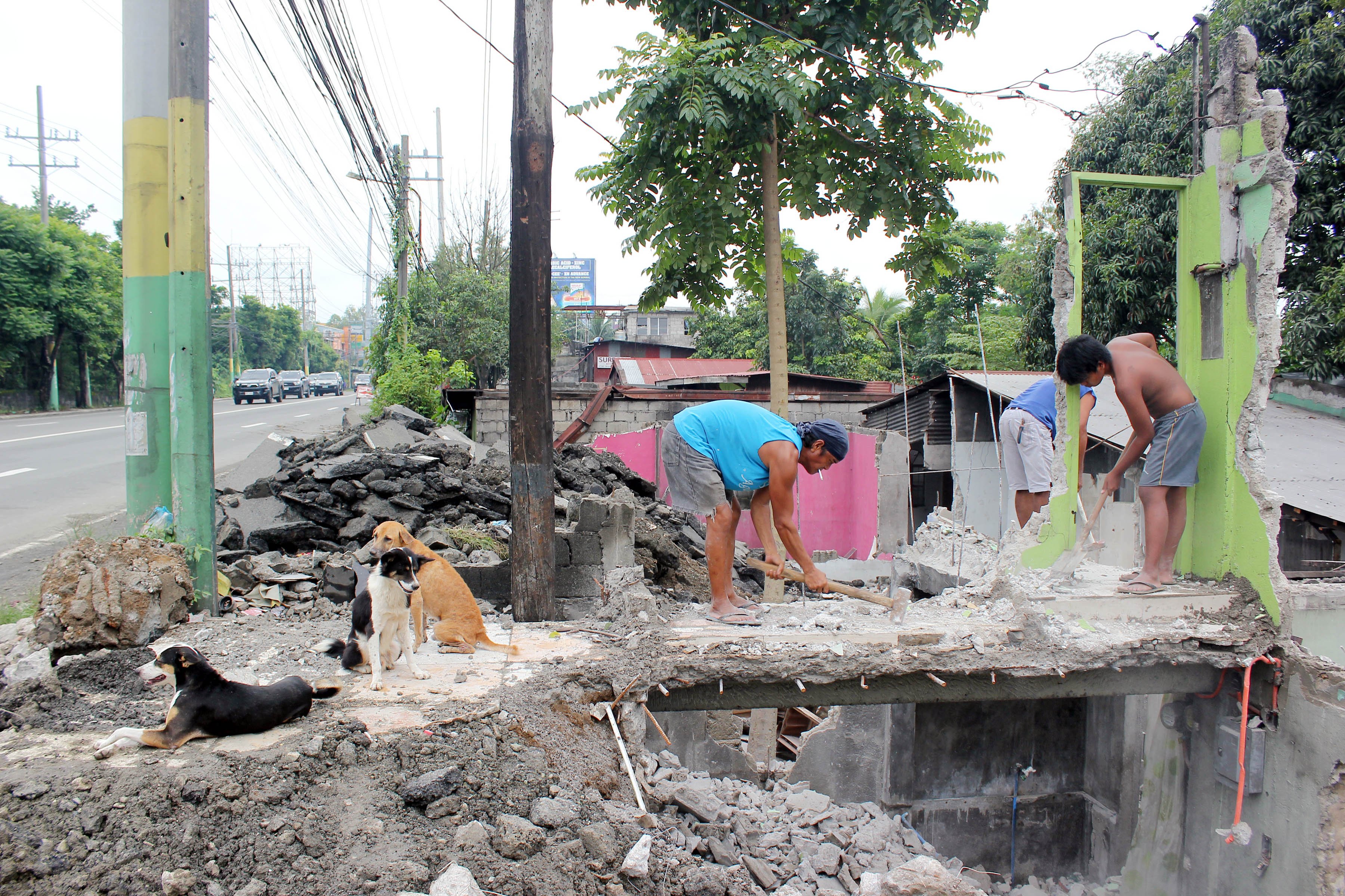 Cainta LGU demolishes bridge makeshift shelters