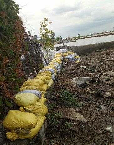 Sandbagging, declogging underway as Malabon mitigates flooding