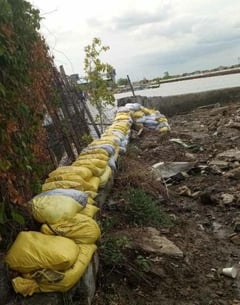 Sandbagging, declogging underway as Malabon mitigates flooding