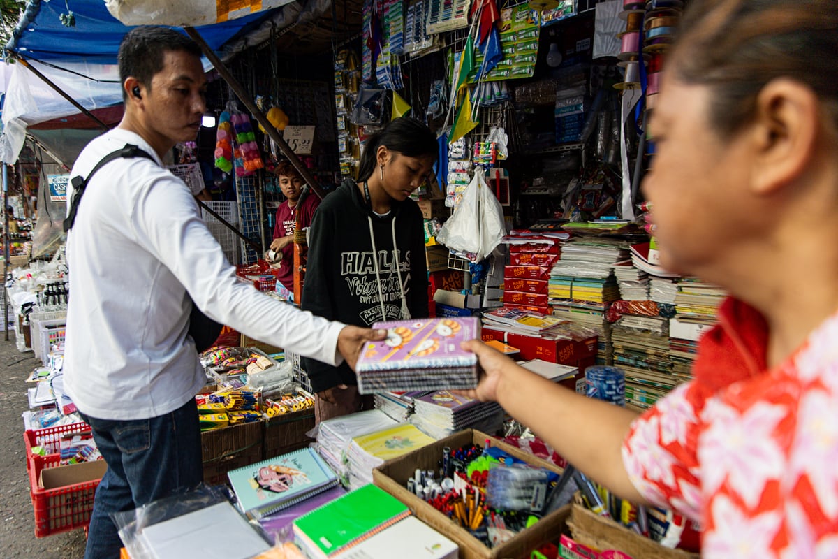 Back-to-school rush begins, parents crowd Divisoria
