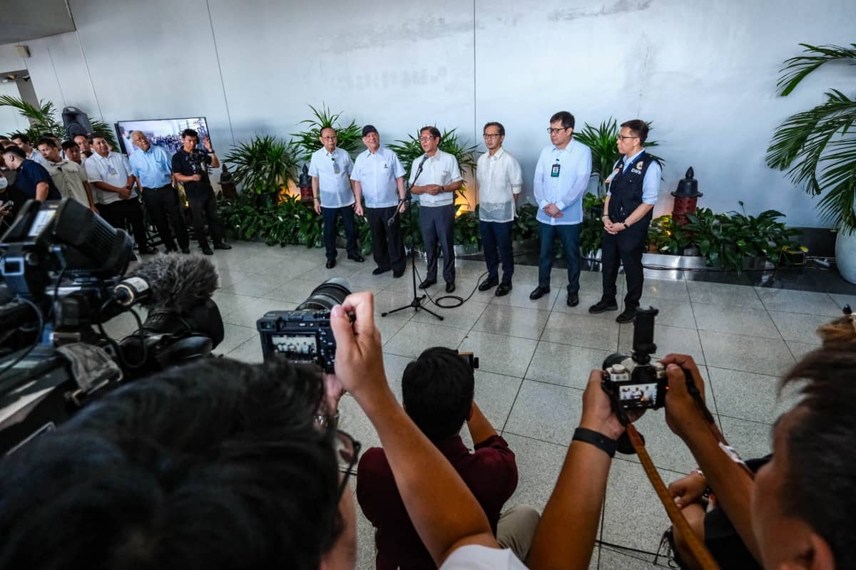 President Ferdinand R. Marcos Jr. inspects upgraded facilities at NAIA Terminal 3 in Pasay City on Tuesday, 3 June 2025, following the recent turnover of operations to the New NAIA Infrastructure Corporation (NNIC). Marcos received a briefing on NNIC’s initial accomplishments before touring key areas, including the Immigration Area, OFW Immigration Annex, OFW Lounge and Rest Area, TNVS bay, and Arrival curbside. He was joined by Transportation Secretary Vivencio B. Dizon, Migrant Workers Secretary Hans Leo J. Cacdac, OWWA Administrator Patricia Yvonne Caunan, and San Miguel Corporation President and CEO Ramon S. Ang.