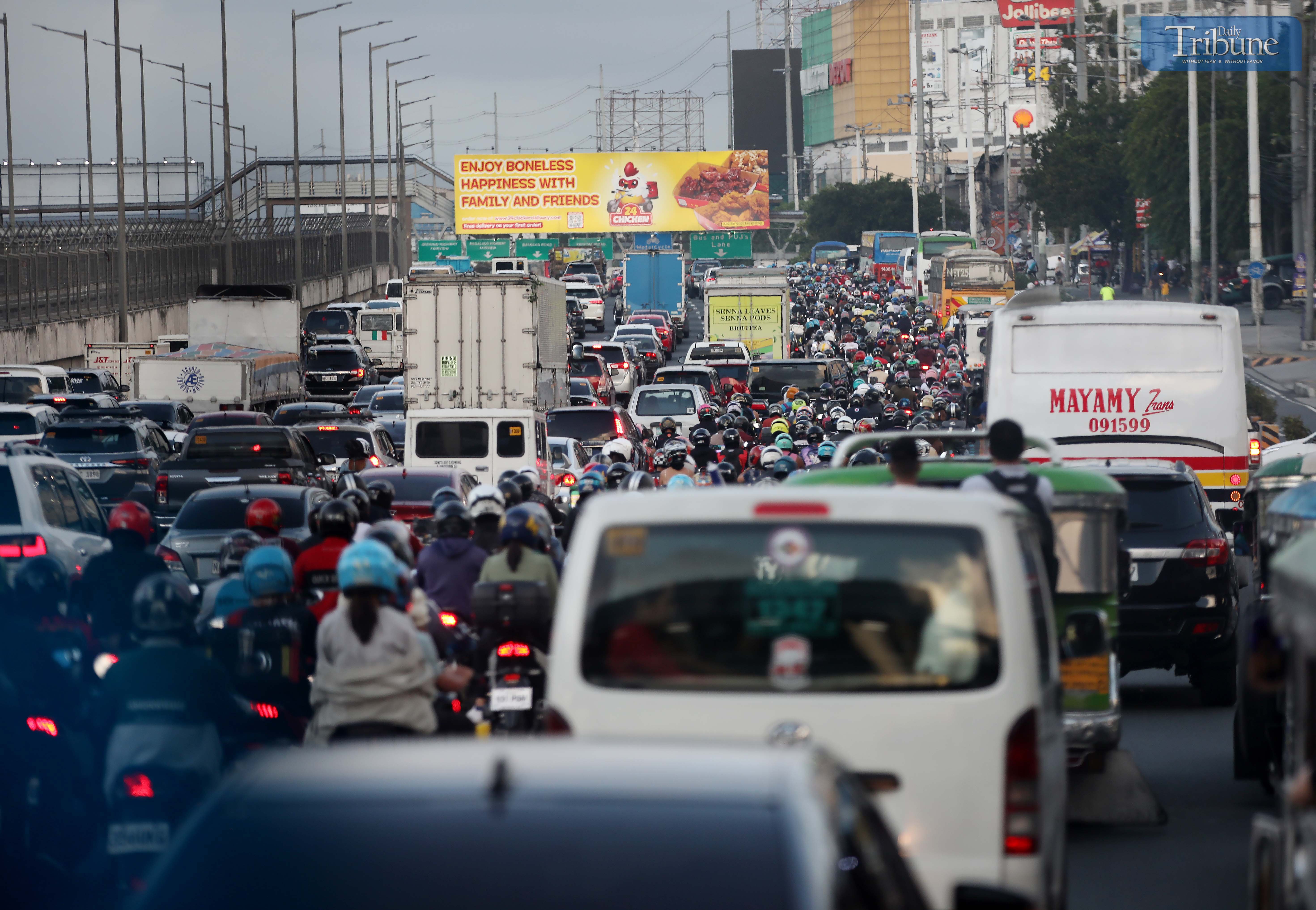 Motorists endure heavy traffic along the eastbound lane of Commonwealth Avenue on Tuesday afternoon, 3 June. Drivers say congestion has worsened daily since the implementation of the No Contact Apprehension Policy (NCAP).