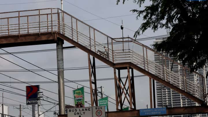 ONLY a handful of pedestrians were seen using the controversial P10-million footbridge in Kamuning, Quezon City, infamously dubbed “Mt. Kamuning” due to its steep height. The structure has drawn heavy criticism for its inaccessible design, prompting President Ferdinand Marcos Jr. to order its demolition during the launch of the Pamilya Pass at MRT-3 over the weekend. A new, safer footbridge is set to begin construction this year to address commuter safety and public accessibility.