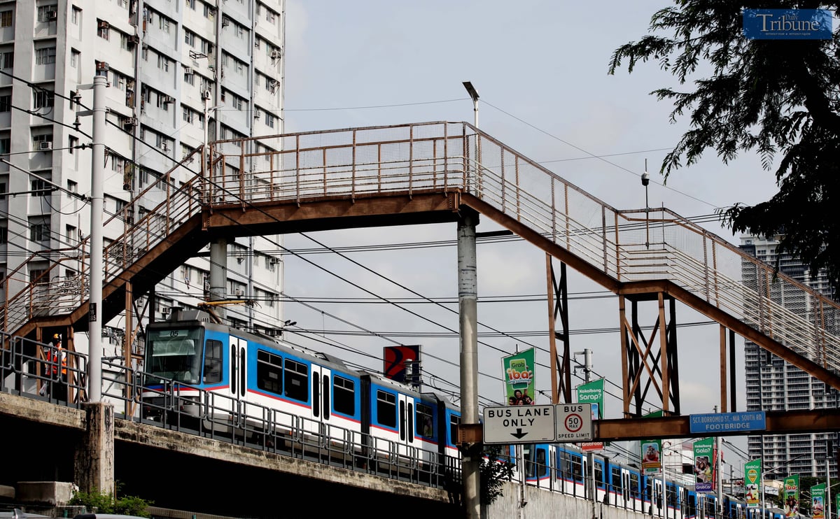 Only a handful of pedestrians were seen using the controversial P10-million footbridge in Kamuning, Quezon City, infamously dubbed “Mt. Kamuning” due to its steep height. The structure has drawn heavy criticism for its inaccessible design, prompting President Ferdinand Marcos Jr. to order its demolition during the launch of the Pamilya Pass at MRT-3 over the weekend. A new, safer footbridge is set to begin construction this year to address commuter safety and public accessibility.
