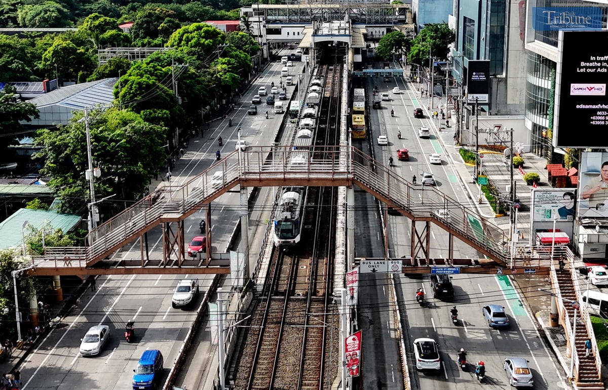 Only a handful of pedestrians were seen using the controversial P10-million footbridge in Kamuning, Quezon City, infamously dubbed “Mt. Kamuning” due to its steep height. The structure has drawn heavy criticism for its inaccessible design, prompting President Ferdinand Marcos Jr. to order its demolition during the launch of the Pamilya Pass at MRT-3 over the weekend. A new, safer footbridge is set to begin construction this year to address commuter safety and public accessibility.