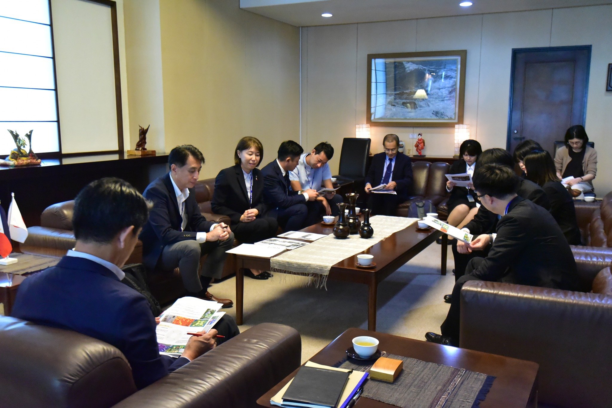 Ambassador Endo welcomes rotating JOCV members in courtesy call