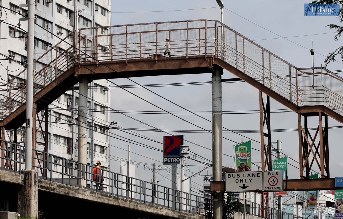 Only a handful of pedestrians were seen using the controversial P10-million footbridge in Kamuning, Quezon City, infamously dubbed “Mt. Kamuning” due to its steep height. The structure has drawn heavy criticism for its inaccessible design, prompting President Ferdinand Marcos Jr. to order its demolition during the launch of the Pamilya Pass at MRT-3 over the weekend. A new, safer footbridge is set to begin construction this year to address commuter safety and public accessibility.